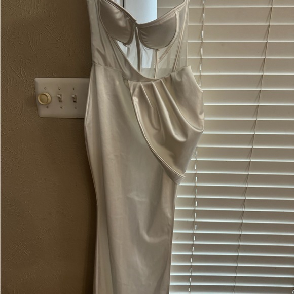 Beautiful white corset gown - Picture 2 of 10